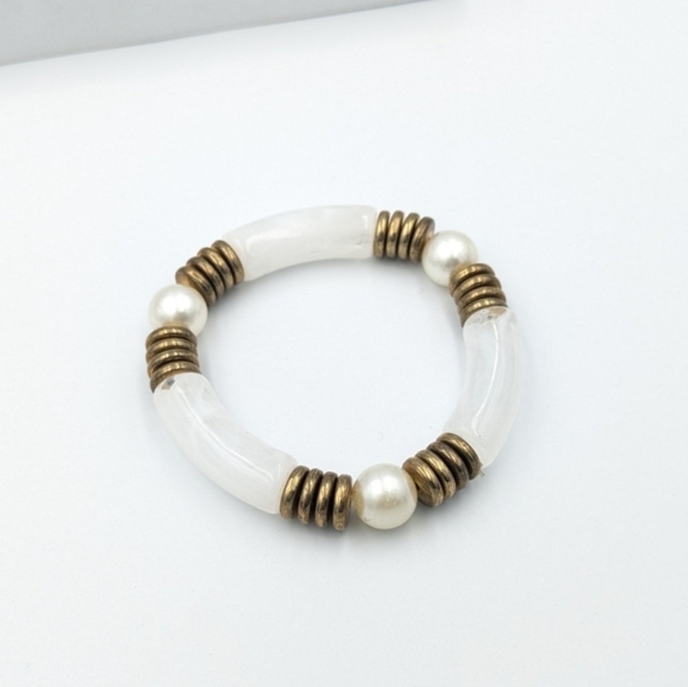 5/25$  Bronze tone and marbled plastic stretch bracelet